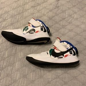 Nike Boys Team Hustle D9. Size 2Y.